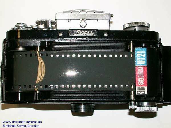 Im Gegensatz zur Exa (0) wickelt die Exakta Varex VX mit der schwarzen Spule die Schichtseite nach innen.
