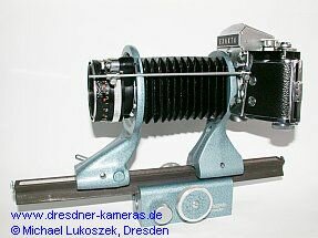 Exakta Varex IIa mit Tessar 2,8/50 mm am Ihagee-Balgennaheinstellgerät mit Auslösebrücke Exakta Varex IIa mit Tessar 2,8/50 mm am Ihagee-Balgennaheinstellgerät mit Auslösebrücke