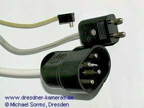 Anschlsse der Ihagee Ringblitzleuchte RB1: oben Blitzanschlussstecker Kamera, Mitte Niederspannungsstecker zum 6V-Trafo fr Pilotlicht, unten Anschluss Blitzgenerator