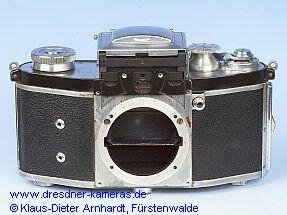 Kine Exakta II #672667 (A&R Version 3), nach Abnahme der Frontplatte ist die Wechselmglichkeit des Lichtschachtes erkennbar