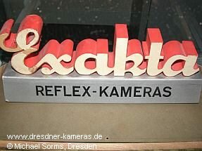 Werbeschriftzug aus Pappe fr Fachgeschfte Exakta-Reflex-Kameras
