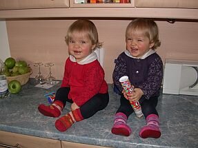 die Zwillinge Astrid und Carla im Mrz 2007