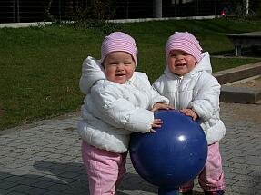 die Zwillinge Astrid und Carla im Mrz 2007