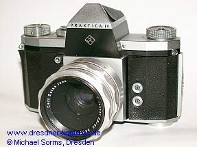 Praktica IV - das erste Modell von 1959 mit schwarzem Prismengehuse und KW-Logo