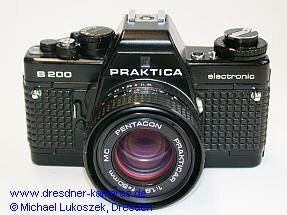 Praktica B200 mit Pentacon Prakticar 1,8/50 (1. Version mit Metall-Schnellspannhebel)