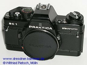 Praktica BC 1 - 1. Version mit Einstellrad fr Filmempfindlichkeit und Belichtungskorrektur sowie Rckspulkurbel aus Metall