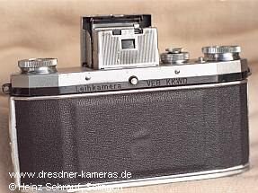 Praktica mit angegossenen Tragesen - Leihkamera mit Gravur der spteren Kamera- und Kinwerke Dresden (KKWD)