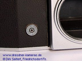 Praktica, nachgerstete Blitzsynchronisation 1 DIN-Buchse (Praktica, Versionen mit angegossenen Tragesen und mit eingeschraubten Tragesen) Importeur: Kine Camera Co. a Division of Ocean Photo Supply Co. Inc., 11 West 20th Street, New York 11, N.Y.