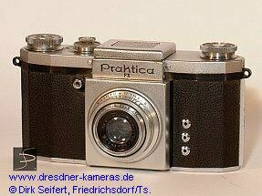 Praktica, nachgraviertes FX und nachgerstete Blitzsynchronisation (Praktica, Version mit angegossenen Tragesen)