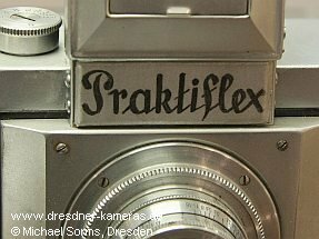Praktiflex Version 1 (Nachbau eines Prototypen von 1939, gotischer Schriftzug handgemalt; Kamera verfgt jedoch ber Zeitenreihe der Version 3; Eigentum Technische Sammlungen der Stadt Dresden)