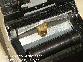Praktina 17-m-Kassette mit Filmabschneidemesser - Messer eingedrckt
